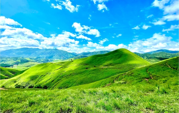 Paisaje natural montañoso sin árboles cielo azul hierba verde Provincia de Xaysomboun RPD Lao