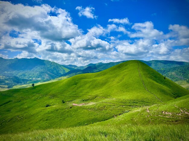 Paisaje natural montañoso sin árboles cielo azul hierba verde Provincia de Xaysomboun RPD Lao