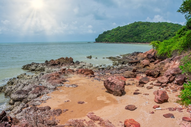 Paisaje natural, orilla del mar y rocas