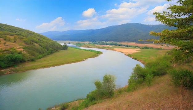 Foto paisaje natural con río y cielo azul en las montañas