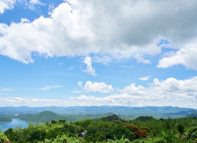 Paisaje natural del río, cielo nubes.