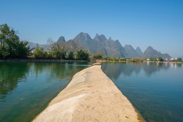 El paisaje natural del río Yulong en Yangshuo Guangxi China