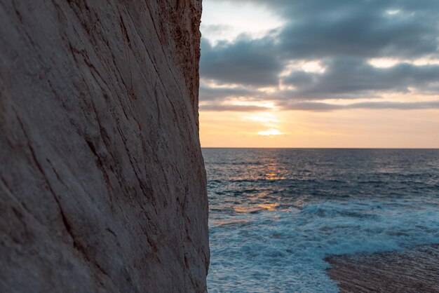 Paisaje natural de la roca Afrodita en el fondo del mar Mediterráneo al atardecer Foto de la tarde