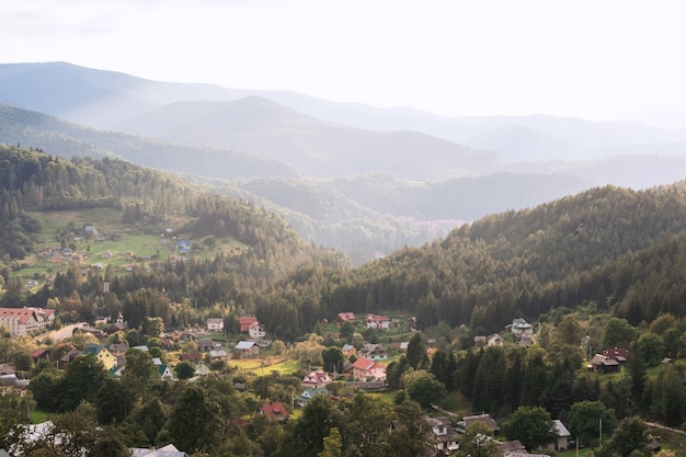 Paisaje natural de sierra. Un pequeño pueblo entre prados, montañas y colinas.