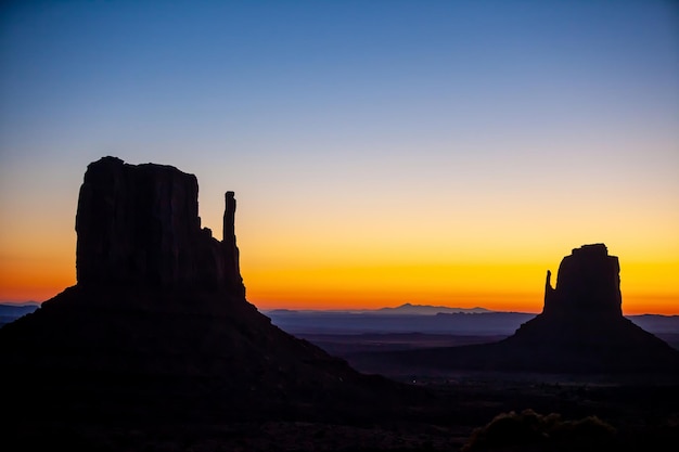 El paisaje natural único de Monument Valley en Utah, EE.UU. al atardecer