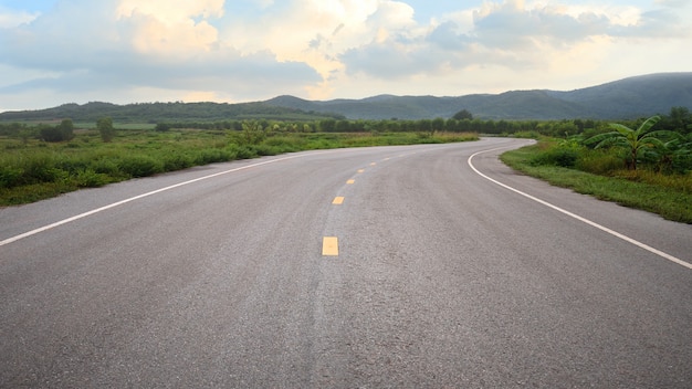 Paisaje de naturaleza de carretera y montaña de la mañana.