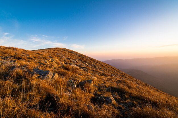 Paisaje de la naturaleza escénica en la zona de las montañas