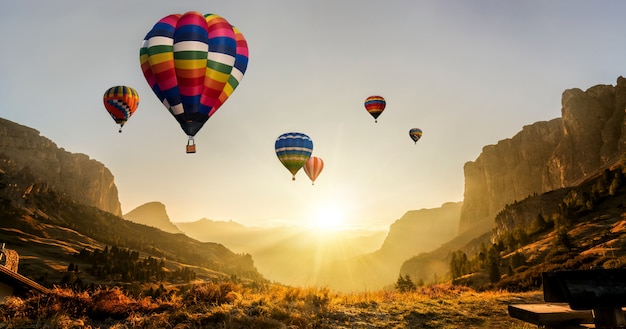 Paisaje de la naturaleza festival de globos de aire caliente en el cielo.