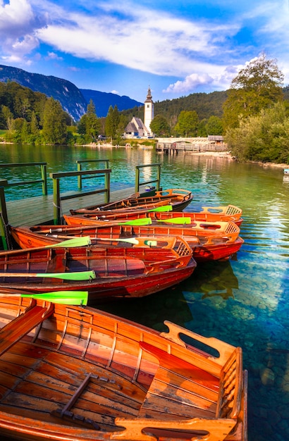 Foto paisaje de naturaleza idílica maravilloso lago bohinj en eslovenia parque nacional de triglav