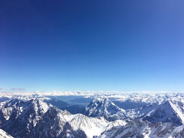 Paisaje y naturaleza de la montaña Matterhorn por la mañana con el cielo azul en Zermatt, Suiza.