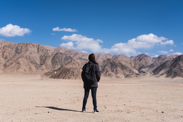 Paisaje de la naturaleza de la montaña con mujer