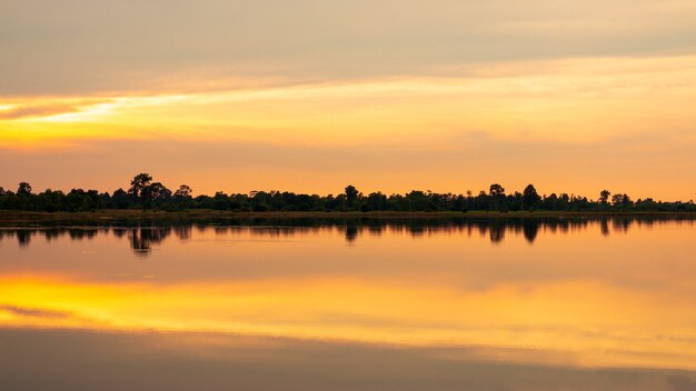 Paisaje de la naturaleza. reflejo del lago en la noche con cielo dramático