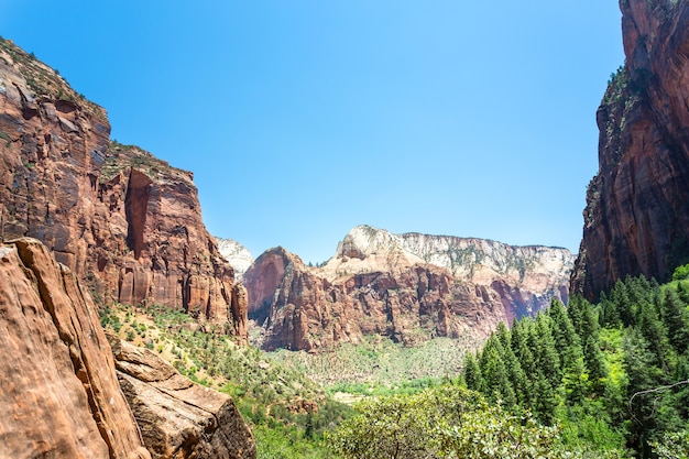 Paisaje de naturaleza de rocas rojas contra el cielo azul