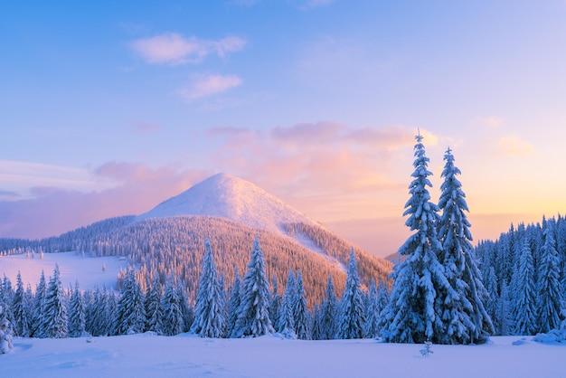 Paisaje navideño en las montañas de invierno al atardecer