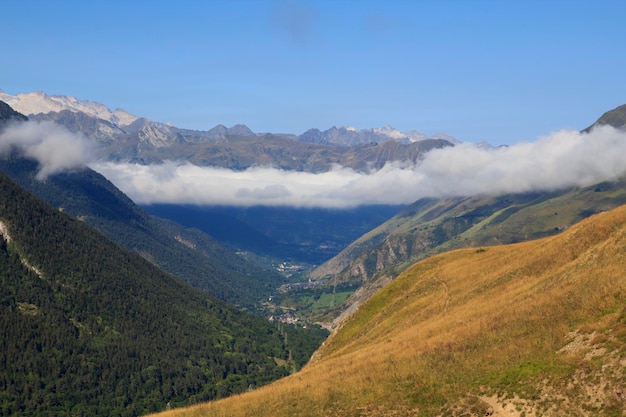 Paisaje neblinoso en el Valle de Arán Cataluña España