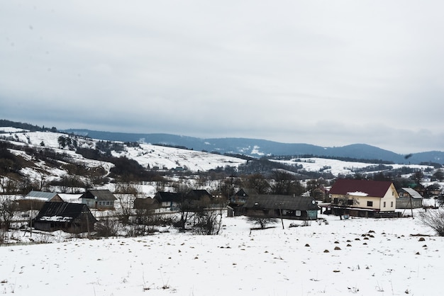 Paisaje nevado en los montes Carpatos