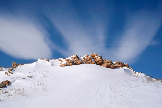 Paisaje nevado de invierno con nubes lenticulares, cielo azul. fondos de escritorio región de irkutsk, rusia