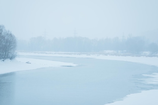 Foto paisaje nevado de invierno con un río el río da un giro