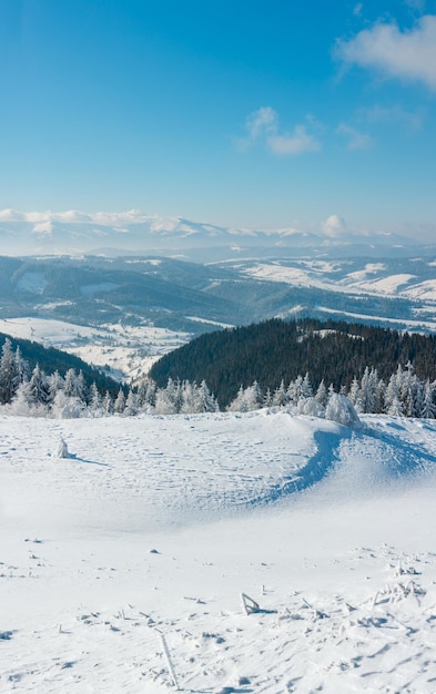 Paisaje nevado de montaña de invierno