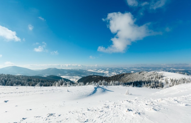 Paisaje nevado de montaña de invierno