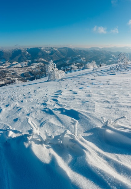 Paisaje nevado de montaña de invierno