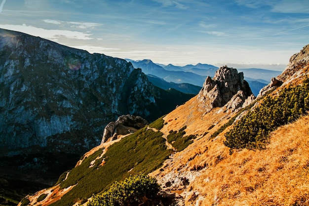 Paisaje nevado de montaña con rocas