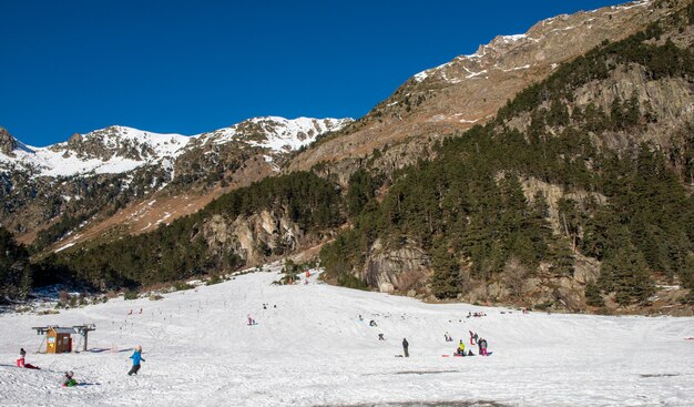 Paisaje nevado en las montañas de los Pirineos franceses