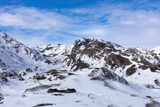 Foto paisaje nevado montañoso