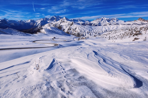 Paisaje nevado de Passo Giau, Dolomitas, Italia