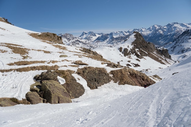 Paisaje nevado de los pirineos en un día soleado