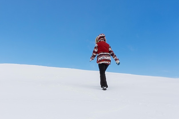 Paisaje nevado de un turista. Un cuento de hadas de invierno con árboles de Navidad cubiertos de nieve.