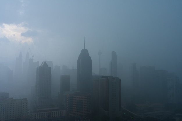 Paisaje de niebla densa del centro de la ciudad de Kuala Lumpur