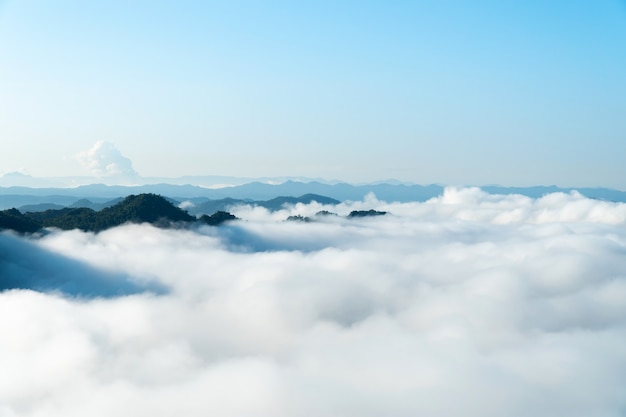 Paisaje de niebla matutina con capa de montaña en el norte de Tailandia