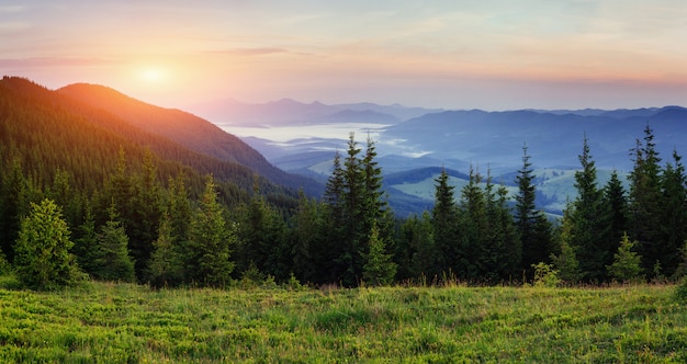 Paisaje con niebla en las montañas al atardecer