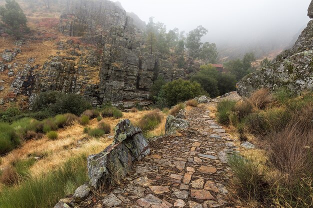 Paisaje con niebla en Penha Garcia. Portugal