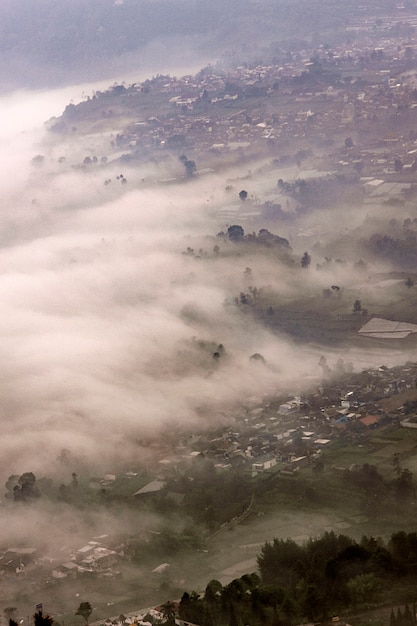 Paisaje de niebla situado en Bandung, Indonesia