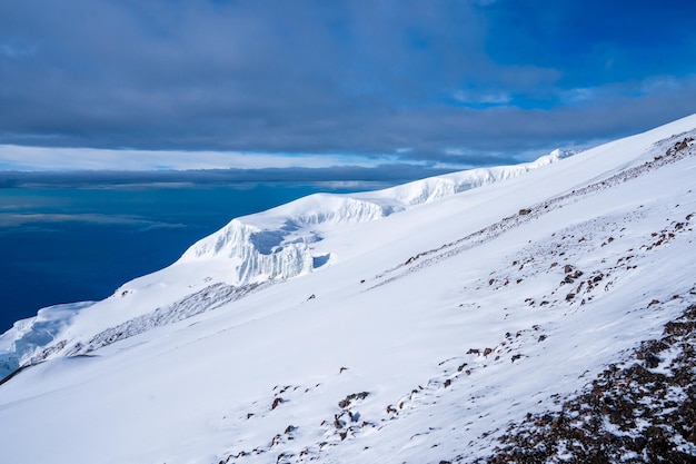 Paisaje de nieve en la cima de la montaña Kilimanjaro, Tanzania.