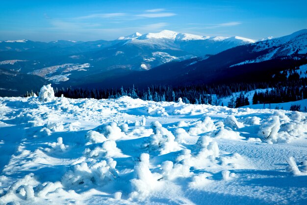 Paisaje de nieve invierno valle y montañas en día soleado