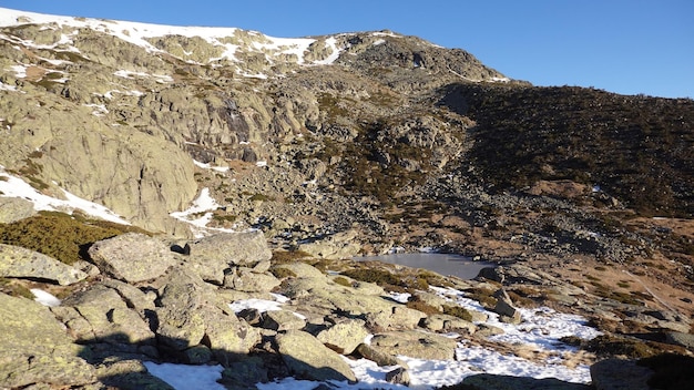 Foto paisaje con nieve y montañas