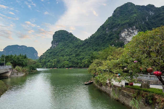 Paisaje de Ninh binh en Vietnam Paisaje cárstico y río