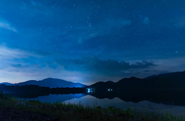 Foto paisaje noche cielo sobre el lago