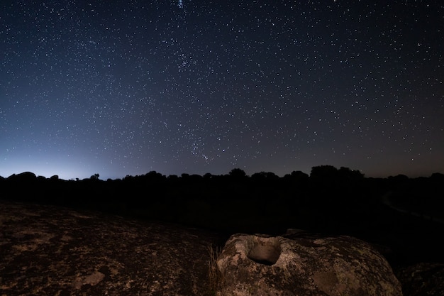 Paisaje nocturno con antigua tumba en el Área Natural de Barruecos. España.