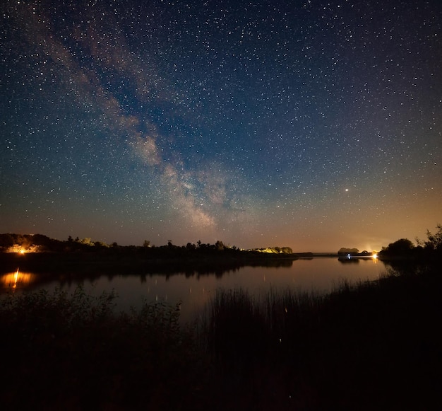 Paisaje nocturno con bosques en la orilla del río bajo un cielo estrellado, río Don, Rusia