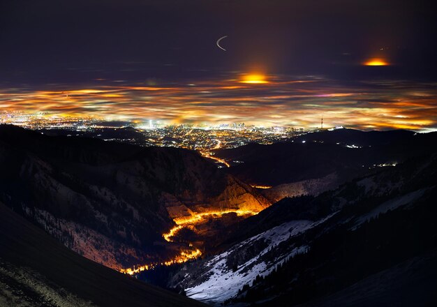 Paisaje nocturno de la ciudad de Almaty