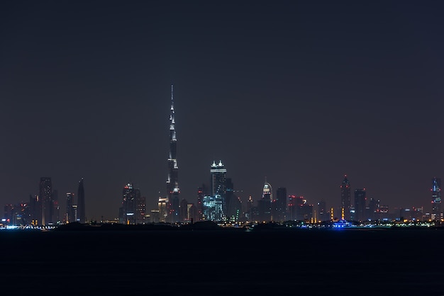 Foto paisaje nocturno de la ciudad de dubai, emiratos árabes unidos