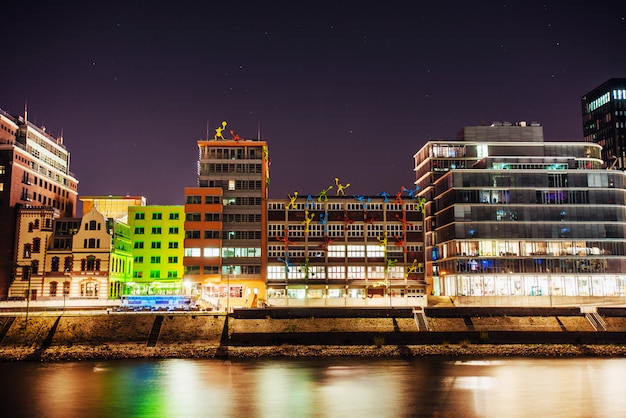 Paisaje nocturno de la ciudad Dyusildorf