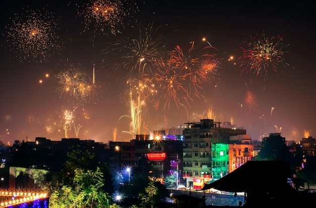 Foto paisaje nocturno de la ciudad con fuegos artificiales festivos y edificios iluminados
