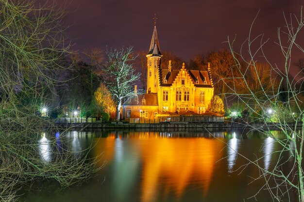 Paisaje nocturno de cuento de hadas en el lago Minnewater en Brujas, Bélgica