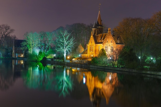 Paisaje nocturno de cuento de hadas en el lago Minnewater en Brujas Bélgica