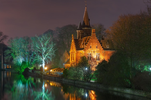 Paisaje nocturno de cuento de hadas en el lago Minnewater en Brujas Bélgica